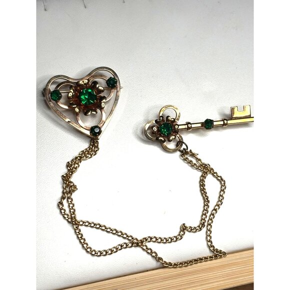 Vintage LINC 1/20 12KGF 1Heart & Key Brooch With Green Gemstones - Picture 9 of 11